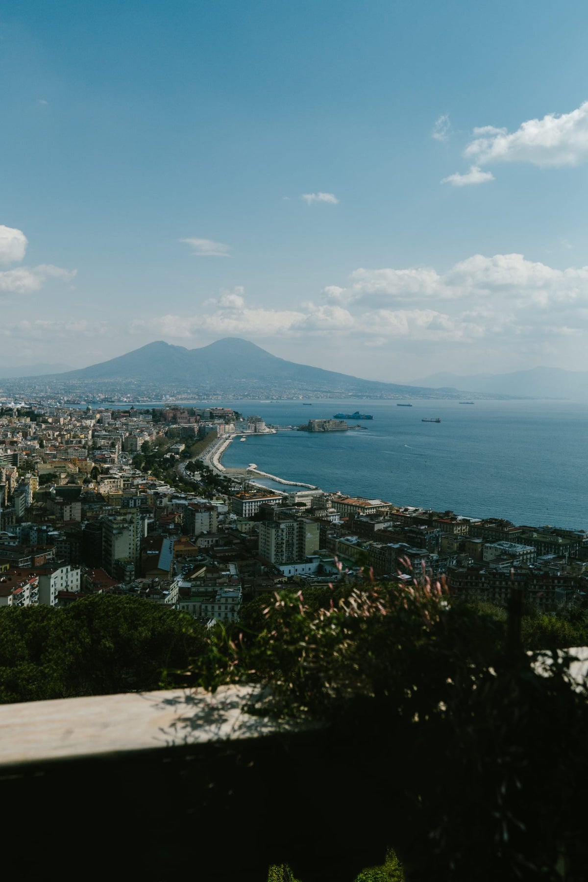 Napoli dall'alto, il Golfo e il Vesuvio.